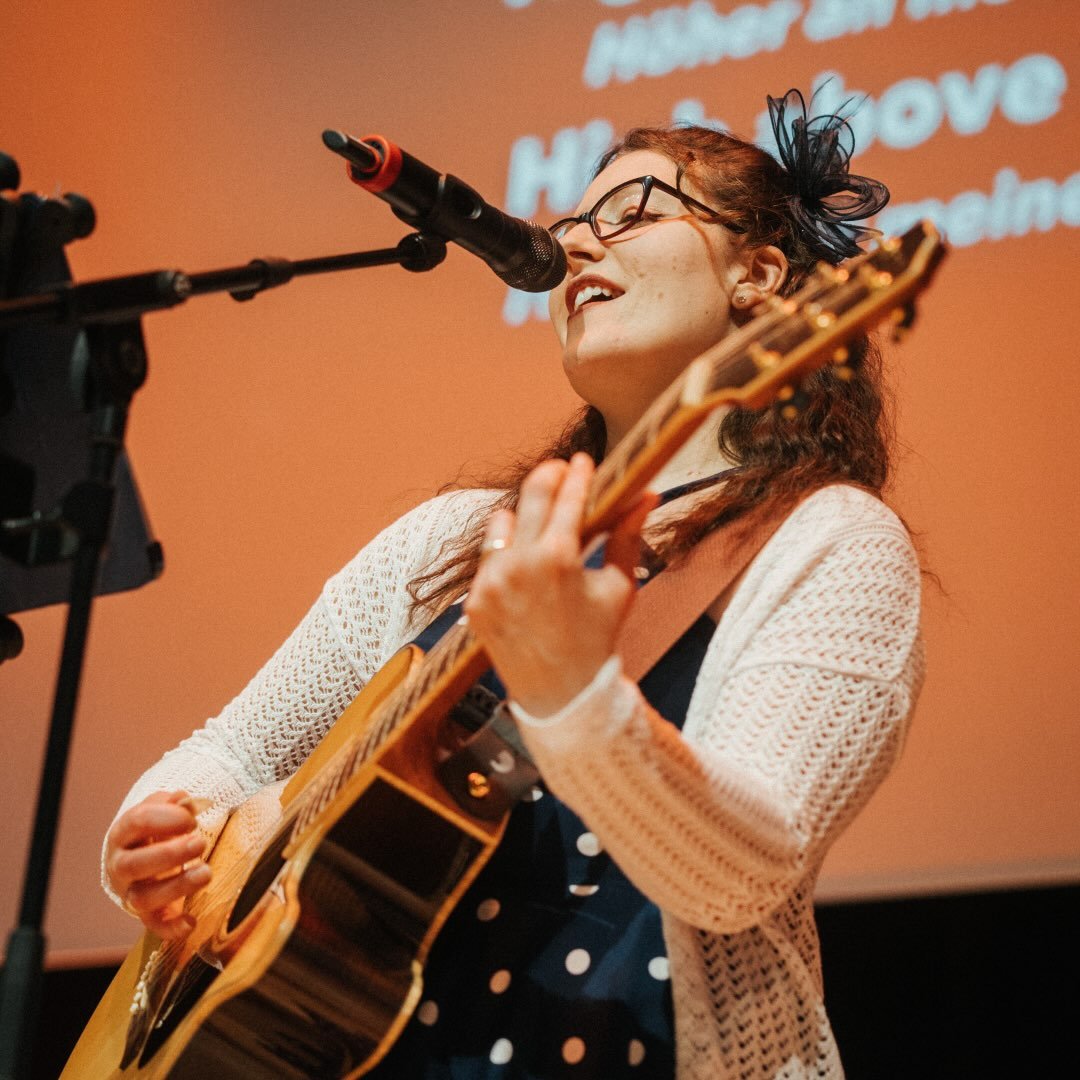 Thes — live mit Gitarre und Mikrofon